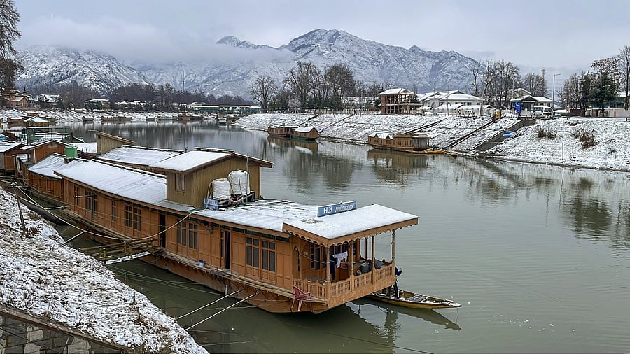 <div class="paragraphs"><p>Srinagar: Snow covered houseboats on the Jhelum river after heavy snowfall, in Srinagar, Thursday, Feb. 1, 2024</p></div>