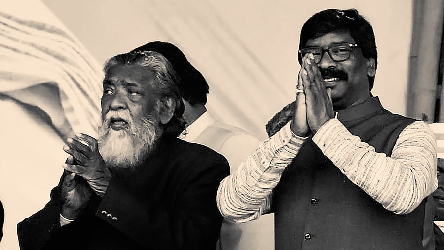 <div class="paragraphs"><p>File photo of Jharkhand Chief Minister and JMM leader Hemant Soren with his father and party chief Shibu Soren.</p></div>