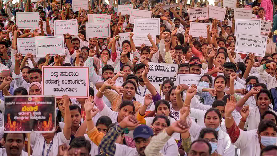<div class="paragraphs"><p>Health workers under Akhila Karnataka State Community Health NHM Contractual Employees' Union (AKSCHCEU) raise slogans during a protest in Bengaluru on Monday. </p></div>