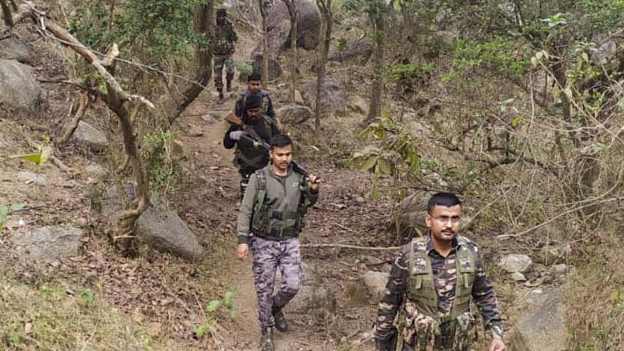 <div class="paragraphs"><p>Representative image of police personnel during a search operation against Naxal rebels in Hydernagar of Palamau</p></div>