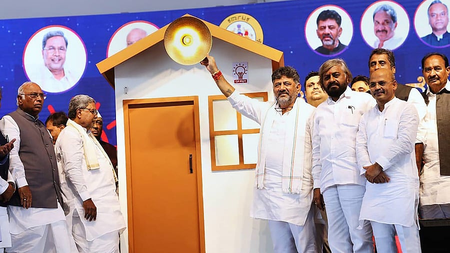<div class="paragraphs"><p> Karnataka Chief Minister Siddaramaiah, Deputy Chief Minister DK Shivakumar, Congress national President Mallikarjun Kharge and others during the launch of Gruha Jyothi scheme, one of the five poll guarantees of the Congress party in Kalaburgi, Saturday, Aug. 5, 2023. </p></div>
