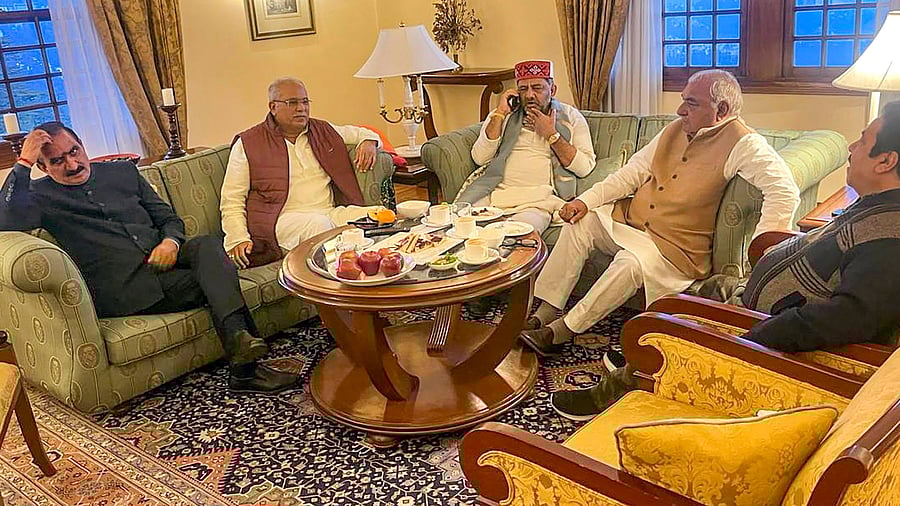 <div class="paragraphs"><p>Sukhvinder Singh Sukhu,  D K Shivakumar, Bhupesh Baghel, Bhupinder Singh Hooda and Congress leader Rajeev Shukla during a meeting, in Shimla</p></div>