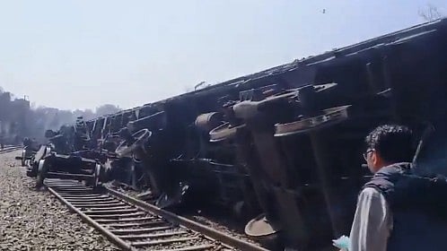 <div class="paragraphs"><p>10 bodies derailed in Delhi.</p></div>