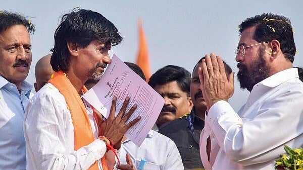 <div class="paragraphs"><p>Maharashtra CM Eknath Shinde with Maratha reservation activist Manoj Jarange Patil at the protest venue after the state government accepted the latter's demands, in Navi Mumbai, Saturday, Jan. 27, 2024.</p></div>