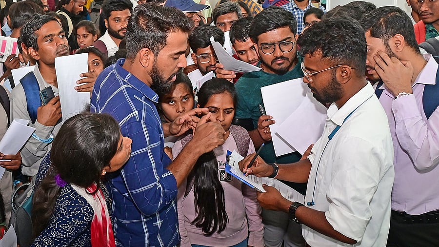 <div class="paragraphs"><p>People from across the state gathered at Palace Grounds for the job fair organised by the Karnataka Skill Development Corporation on Tuesday. </p></div>