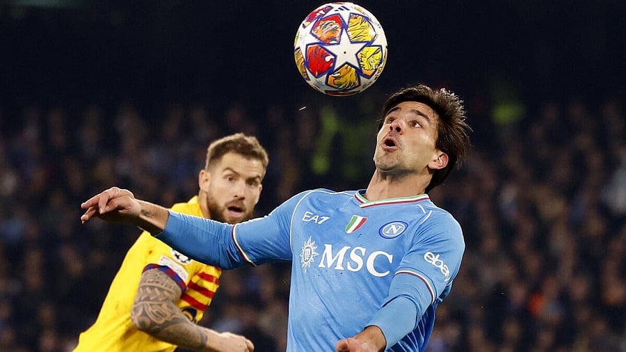 <div class="paragraphs"><p>Napoli's Giovanni Simeone in action with FC Barcelona's Inigo Martinez.</p></div>