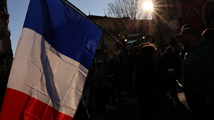 <div class="paragraphs"><p> French national flag.</p></div>