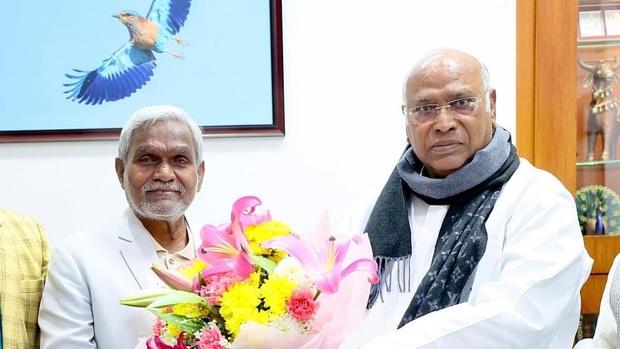 <div class="paragraphs"><p>Champai Soren (L) and Mallikarjun Kharge.</p></div>