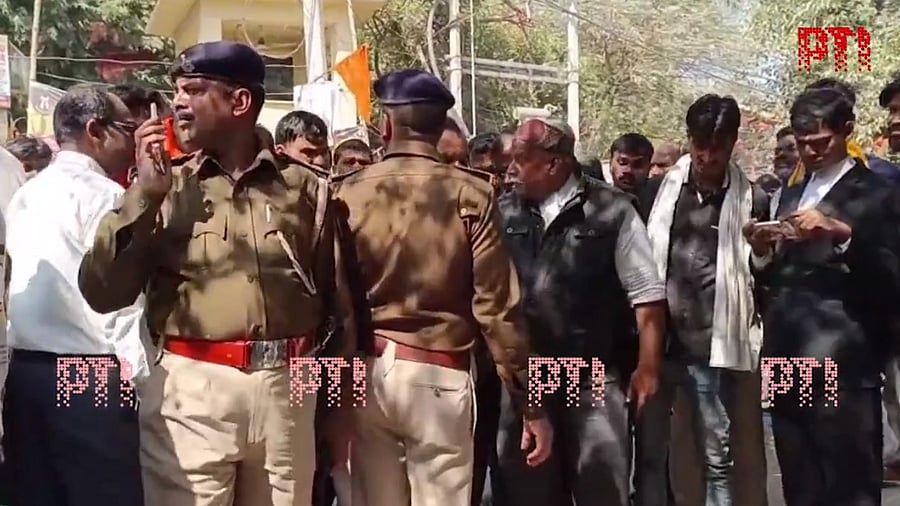 <div class="paragraphs"><p>Police personnel at the Arrah district court premises in the aftermath of the shooting.</p></div>