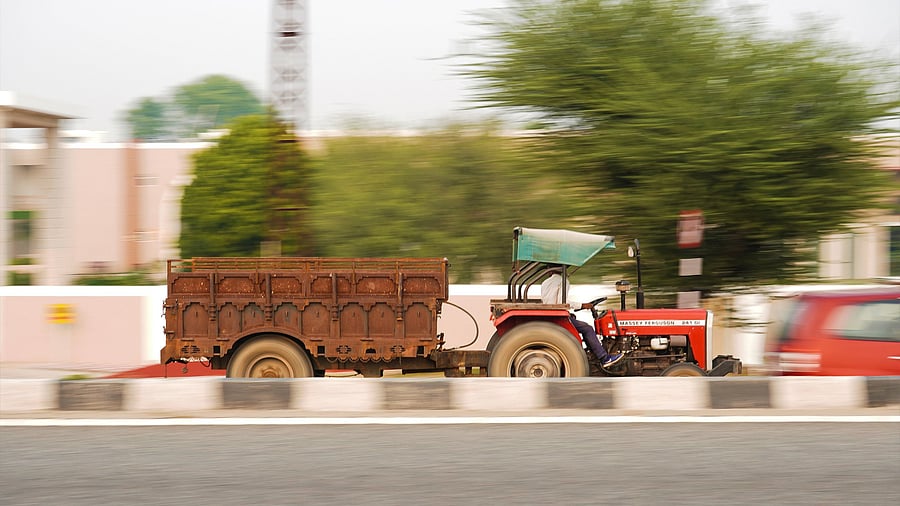 <div class="paragraphs"><p>Representative image of a tractor trolley</p></div>