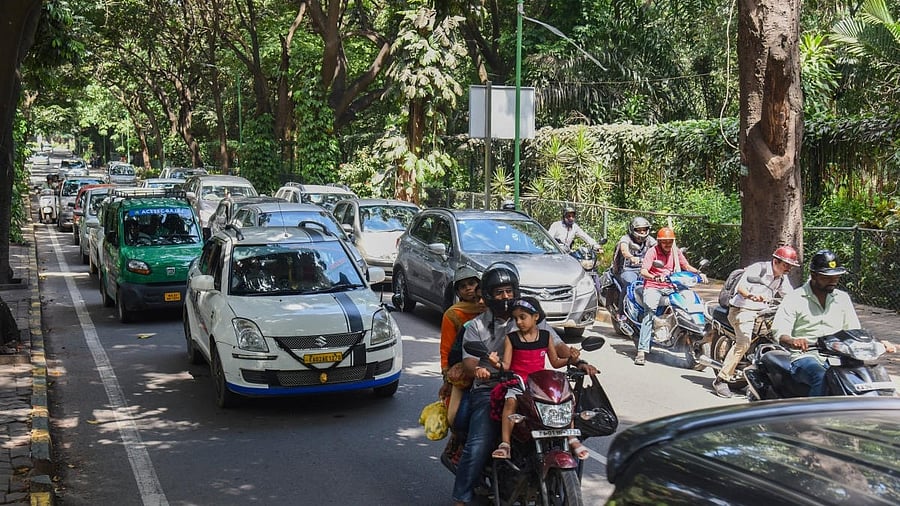 <div class="paragraphs"><p>Traffic movement in Sri Chamarajendra Park (Cubbon Park) in Bengaluru. </p></div>