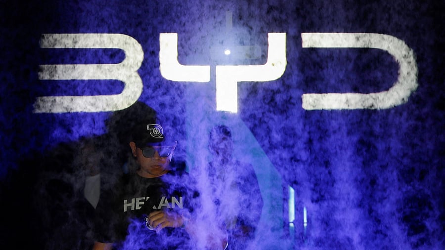 <div class="paragraphs"><p>BYD logo.</p></div>