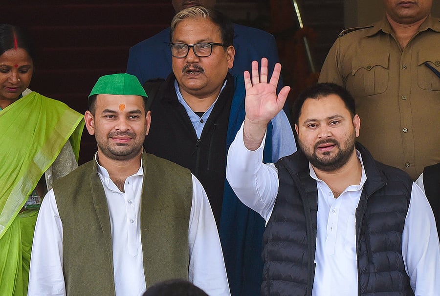<div class="paragraphs"><p>Tejashwi Yadav (Right) and Tej Pratap (Left0</p></div>
