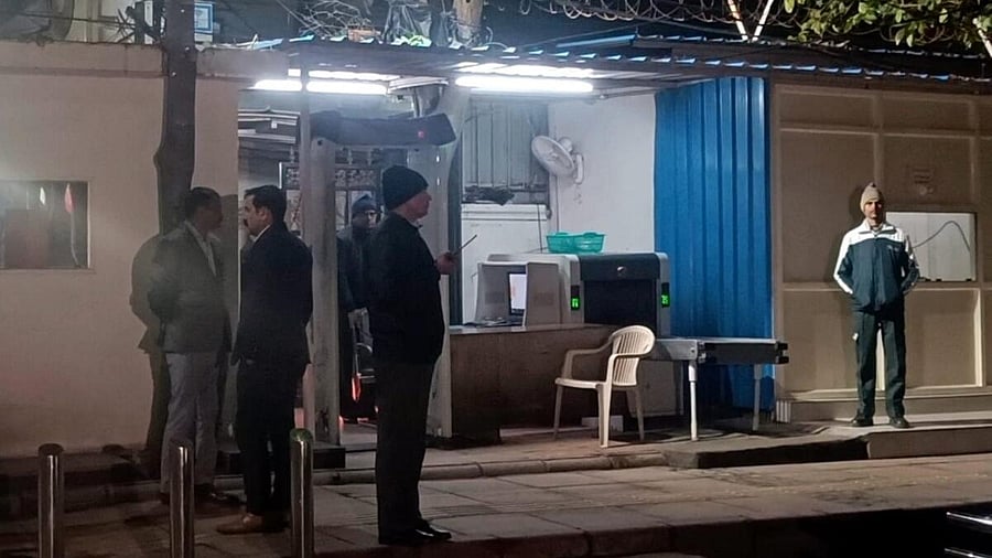 <div class="paragraphs"><p>Crime Branch team at Kejriwal's residence.</p></div>