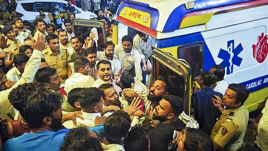 <div class="paragraphs"><p>Shiv Sena leaders Mahesh Gaikwad and Rahul Patil being taken to a hospital after they were allegedly shot by BJP MLA Ganpat Gaikwad.</p></div>