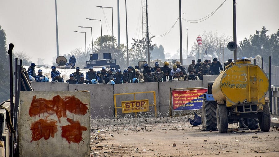 <div class="paragraphs"><p>Security personnel guard at the Punjab-Haryana Shambhu border farmers' 'Delhi Chalo' protest, near Patiala. </p></div>