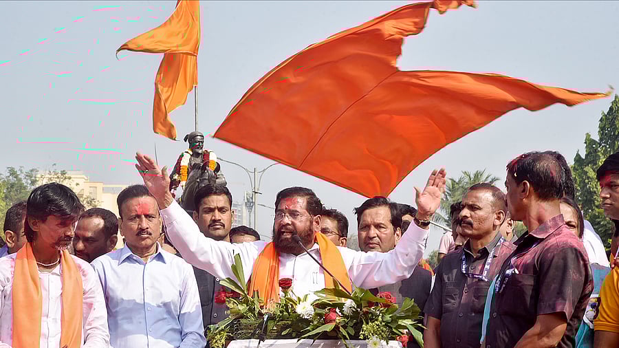 <div class="paragraphs"><p> Maharashtra Chief Minister Eknath Shinde with Maratha quota activist Manoj Jarange and others, Jan 27, 2024.</p></div>