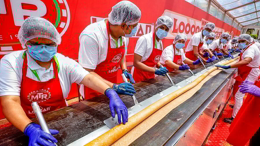 <div class="paragraphs"><p>Chefs engaged in making a 123-feet long 'dosa', at Bommasandra, in Bengaluru.</p></div>