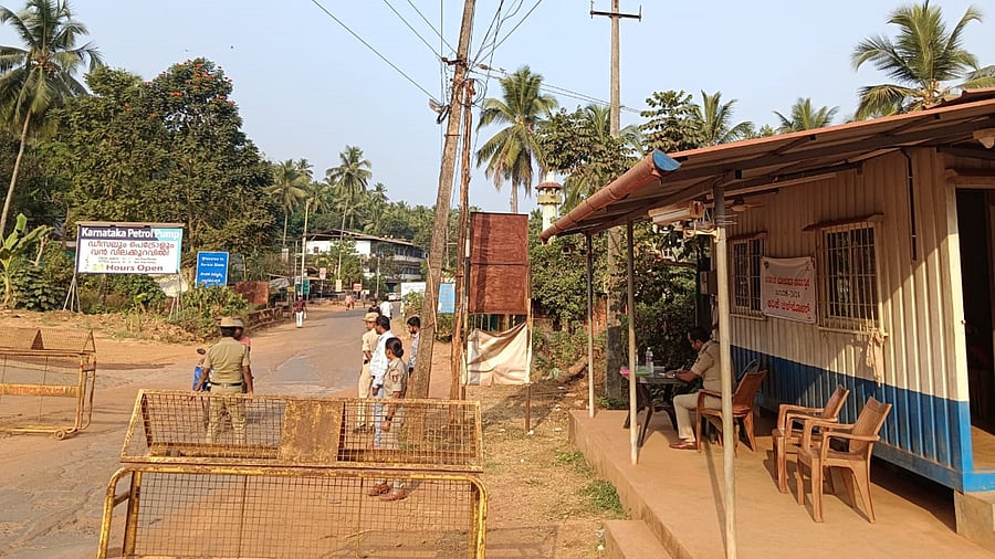 <div class="paragraphs"><p>Police personnel deployed at Karike, Kodagu-Kerala border on Tuesday.</p></div>