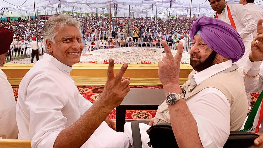 <div class="paragraphs"><p>Punjab BJP chief Sunil Jakhar with former Punjab CM .</p></div>