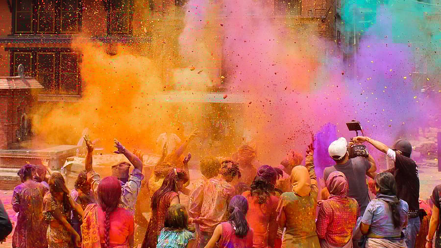 <div class="paragraphs"><p>representative image showing people celebrating Holi.</p></div>