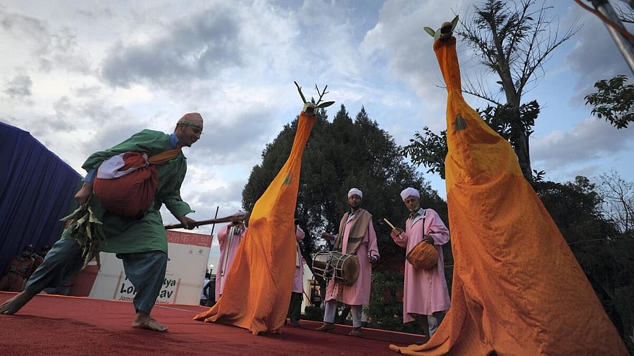 <div class="paragraphs"><p>Artists perform during ‘Tawi Sahitya Lok Utsav’ organised by the Jammu and Kashmir Academy of Art, Culture and Languages (JKAACL) at Abhinav Theatre.</p><p></p></div>
