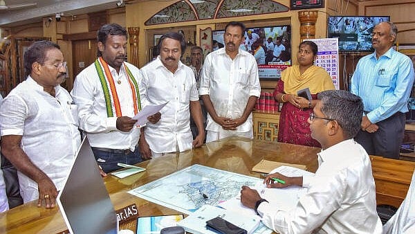 <div class="paragraphs"><p>Congress candidate for upcoming Lok Sabha elections Vijay Vasanth files nomination papers before District Returning Officer, in Kanyakumari.</p></div>