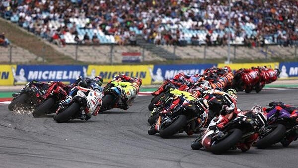 <div class="paragraphs"><p>General view at the start of the race.</p></div>