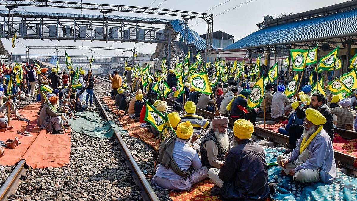 Farmers' Rail Roko Protest Highlights: Farmers squat on rail tracks in ...
