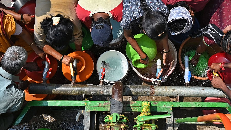 <div class="paragraphs"><p>People gather to collect water from a tanker in Bangarappanagar in Bengaluru on Wednesday. </p></div>