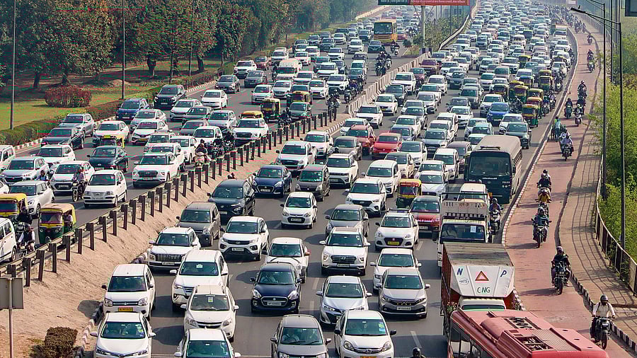 <div class="paragraphs"><p>Vehicles stuck in a traffic jam at the National Highway (NH) 24 during 'Kisan Mahapanchayat' at Ramlila Maidan, in New Delhi.</p></div>