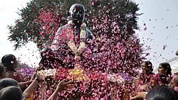<div class="paragraphs"><p>Delhi BJP leaders, on Saturday paid floral tributes to Mahatma Gandhi at the Rajghat and sang 'raghutapi raghav raja ram'.</p></div>