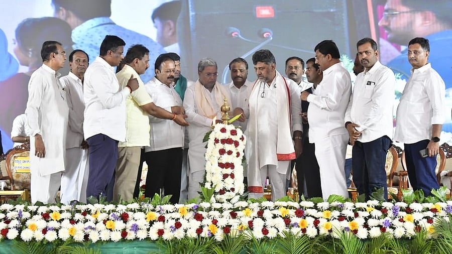 <div class="paragraphs"><p>Chief Minister Siddaramaiah, Deputy Chief Minister D K Shivakumar during the convention of the beneficiaries of guarantee schemes in Mandya.</p></div>