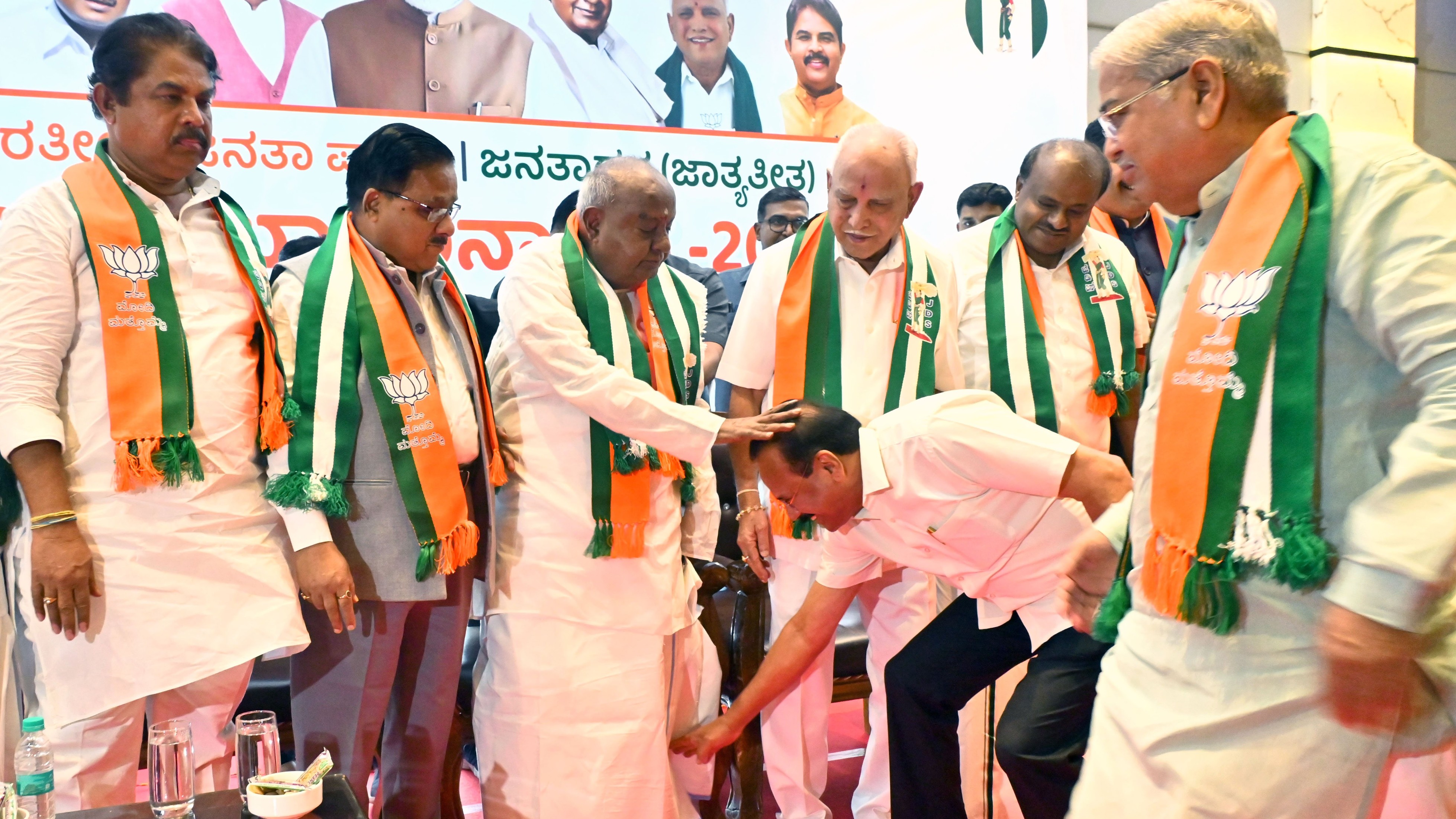 <div class="paragraphs"><p>BJP-JD(S) combine on Friday put on a show of unity for their cadres ahead at the meeting. </p></div>