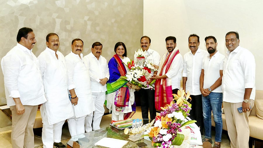 <div class="paragraphs"><p> Former Bharat Rashtra Samiti (BRS) leader Ranjith Reddy joins the Congress party in the presence of Telangana Chief Minister Revanth Reddy and AICC Telangana in-charge Deepadas Munshi, in Hyderabad, Sunday, March 17, 2024. </p></div>