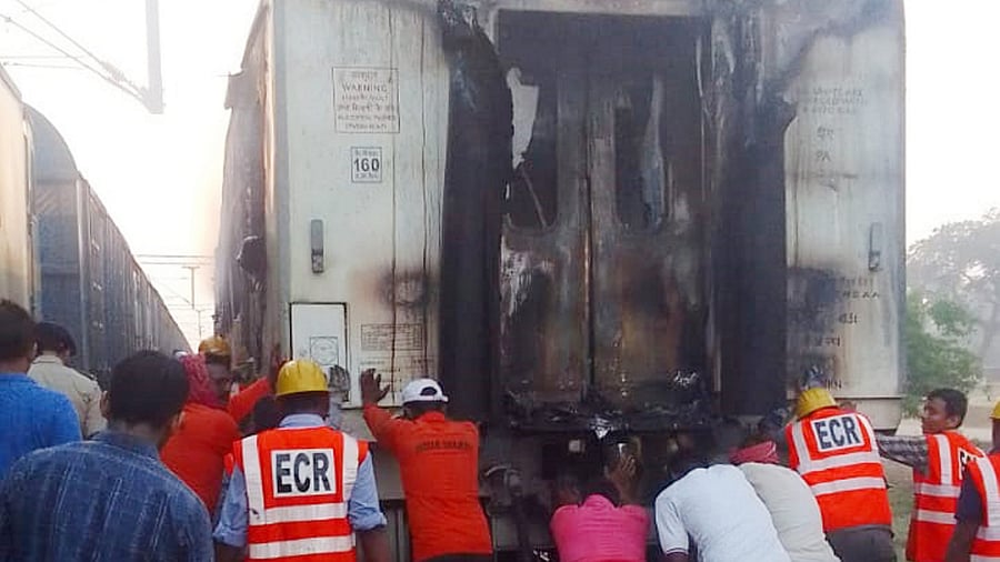 <div class="paragraphs"><p>Bhojpur: East Central Railway workers remove the coach of a Holi special train where a fire broke out Tuesday night, in Bhojpur district, Bihar, Wednesday, March 27, 2024. </p></div>