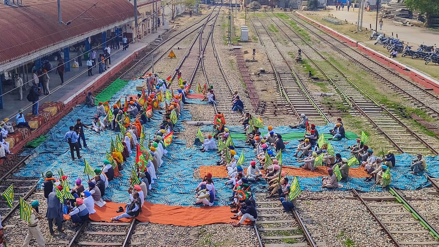 <div class="paragraphs"><p>Farmers block railway tracks during their 'rail roko' protest.</p></div>