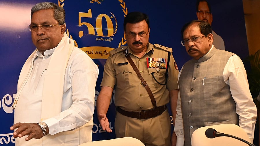 <div class="paragraphs"><p>Chief Minister Siddaramaiah, Home Minister G Parameshwara and IG & DGP Alok Mohan at the display of Bomb disposal squad during the “Karnataka State Senior Police Officers Conference” at IG & DGP office in Bengaluru on Tuesday</p></div>