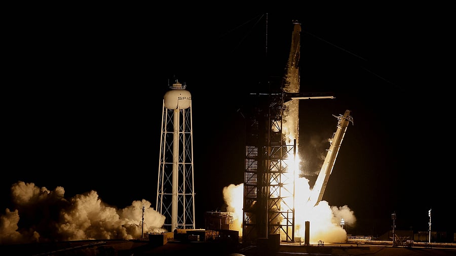 <div class="paragraphs"><p>SpaceX rocket.</p></div>