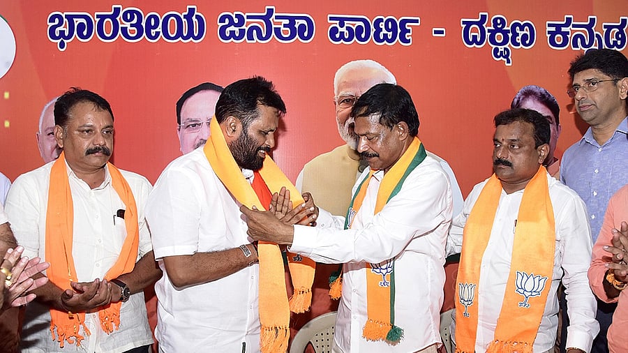 <div class="paragraphs"><p>District BJP President Sathish Kumpala welcomes Arun Kumar Puthila to the BJP with a saffron shawl at the  BJP election office in Mangaluru on Saturday.</p></div>