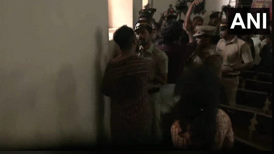 <div class="paragraphs"><p>The KSU and SFI workers were engaged in a tussle.</p></div>