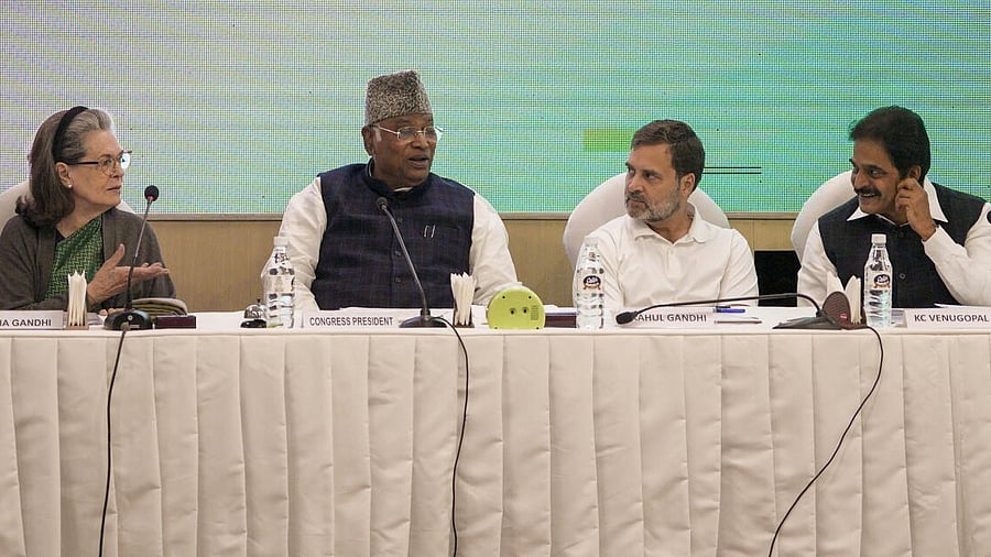 <div class="paragraphs"><p>File photo of Congress President Mallikarjun with party leaders Sonia Gandhi, Rahul Gandhi and KC Venugopal during the ‘Congress Working Committee Meeting’. </p></div>
