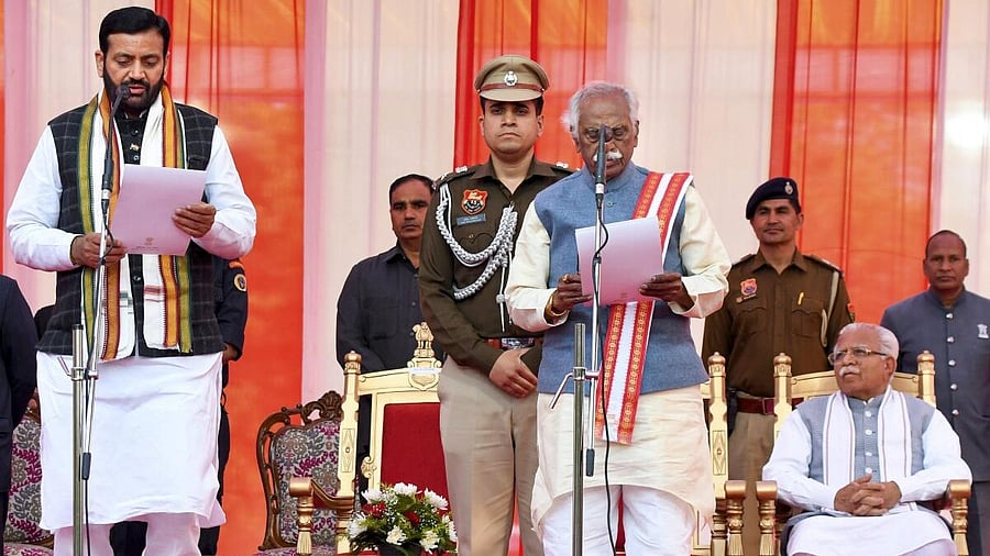 <div class="paragraphs"><p>Haryana Governor Bandaru Dattatreya administers the oath to Nayab Singh Saini as chief minister of the state.</p></div>