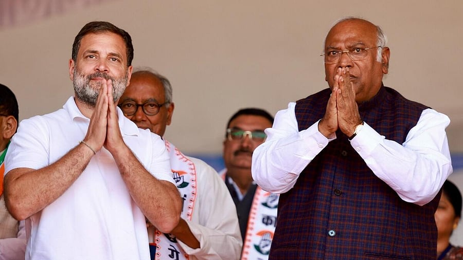 <div class="paragraphs"><p>Congress President Mallikarjun Kharge with party leader Rahul Gandhi (L)</p></div>
