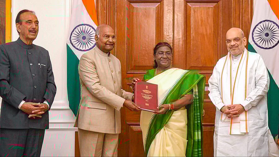 <div class="paragraphs"><p> Ram Nath Kovind, Chairman of the High-Level Committee (HLC) on 'One Nation, One Election', presents the report to President Droupadi Murmu, in New Delhi.</p></div>