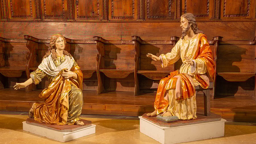 <div class="paragraphs"><p>Polychrome-carved baroque satatue of Jesus and Mary Magdalen in church Iglesia de San Miguel de los Navarros</p></div>
