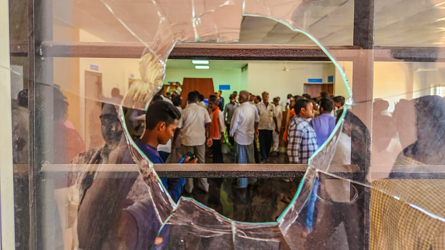 <div class="paragraphs"><p>The agitating BJP workers shattered window and table glasses.</p></div>