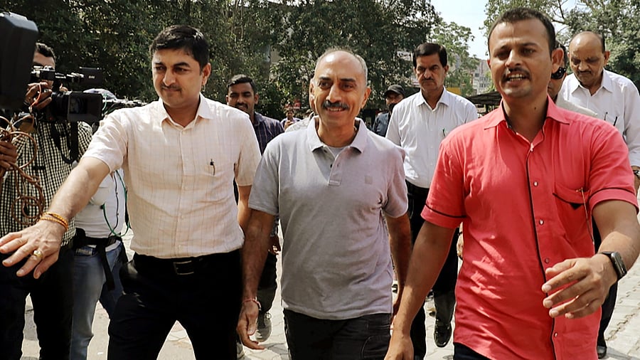 <div class="paragraphs"><p>File photo of police officers producing former IPS officer Sanjiv Bhatt at Metropolitan Magistrate Court</p></div>