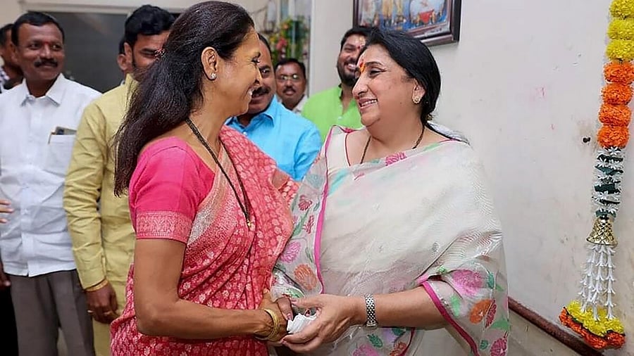 <div class="paragraphs"><p>NCP(SP) leader Supriya Sule and Ajit Pawar's wife Sunetra Pawar meet at a temple in Baramati tehsil, in Pune. </p></div>