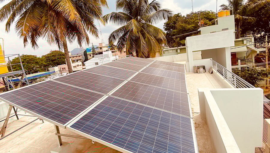 <div class="paragraphs"><p>Solar Panel set on a rooftop</p></div>